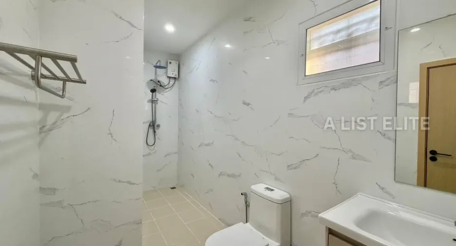 Haus zur Miete mit 5 Zimmer in Bang Lamung, Chonburi