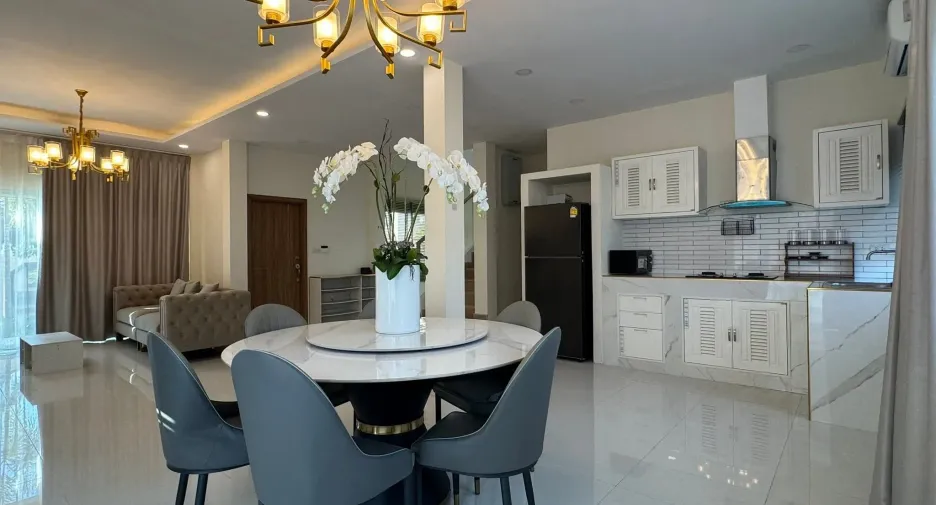 Villa en alquiler de 4 habitaciones en Bang Lamung, Chonburi