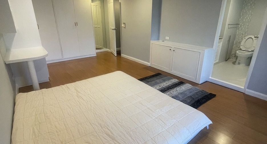 For rent 2 bedrooms condo in Pathum Wan, Bangkok