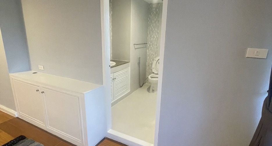 For rent 2 bedrooms condo in Pathum Wan, Bangkok
