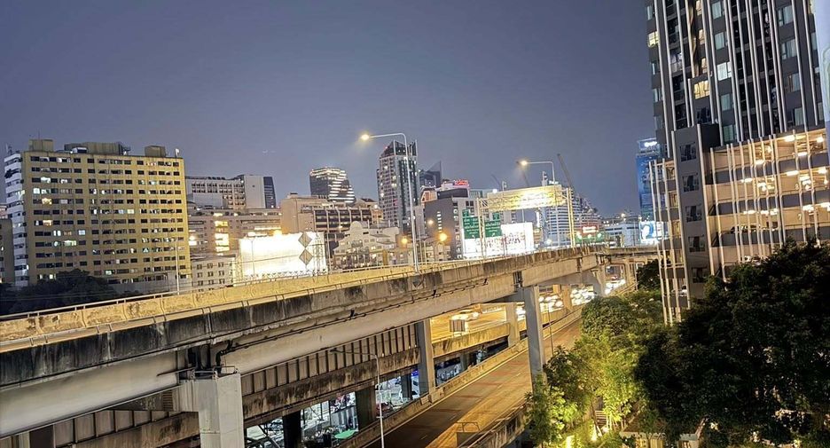 For rent 2 bedrooms condo in Watthana, Bangkok