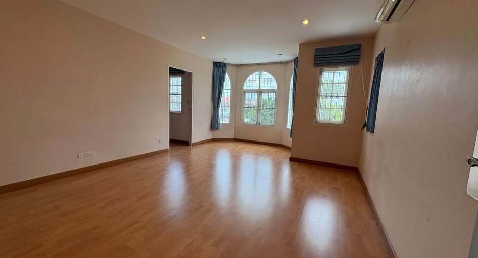 For sale 4 bedrooms house in Phra Khanong, Bangkok
