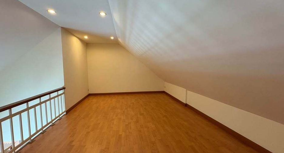 For sale 4 bedrooms house in Phra Khanong, Bangkok