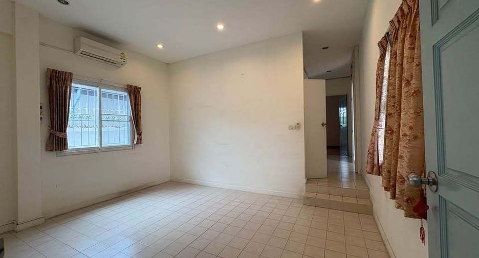For sale 4 bedrooms house in Phra Khanong, Bangkok