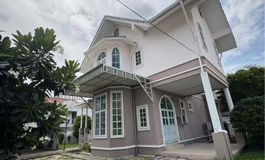 Haus zum Kauf mit 4 Zimmer in Phra Khanong, Bangkok