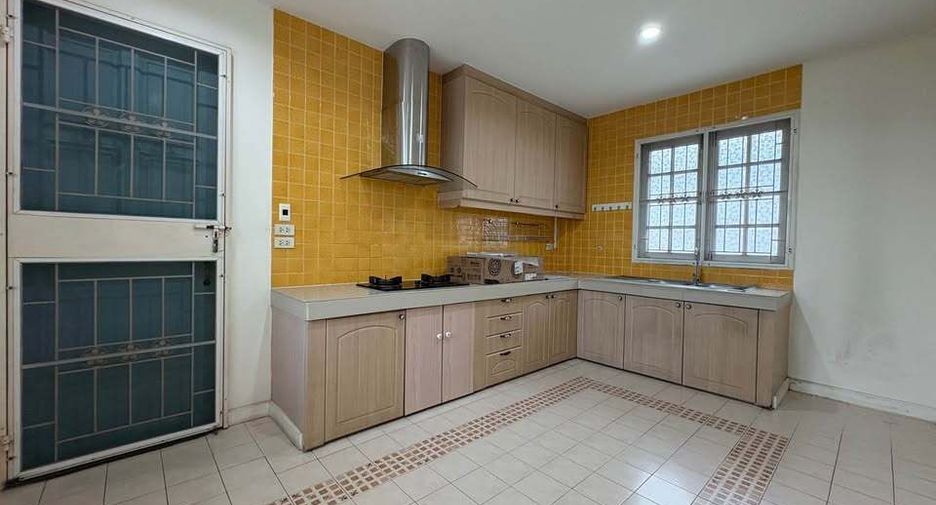For sale 4 bedrooms house in Phra Khanong, Bangkok