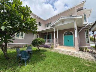 For sale 4 ベッドルーム house in Phra Khanong, Bangkok