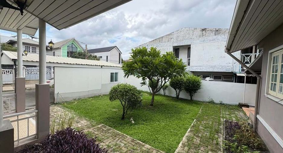 For sale 4 bedrooms house in Phra Khanong, Bangkok