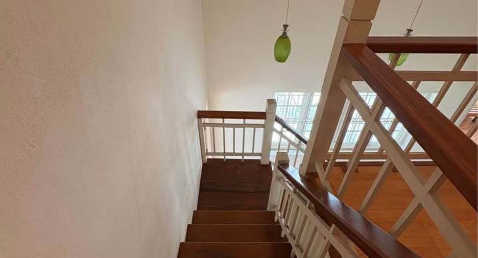 For sale 4 bedrooms house in Phra Khanong, Bangkok