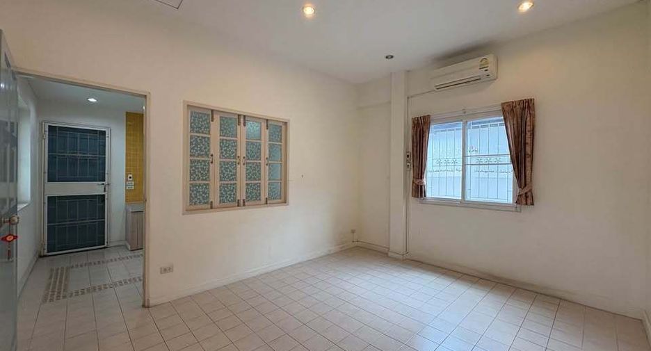 For sale 4 bedrooms house in Phra Khanong, Bangkok