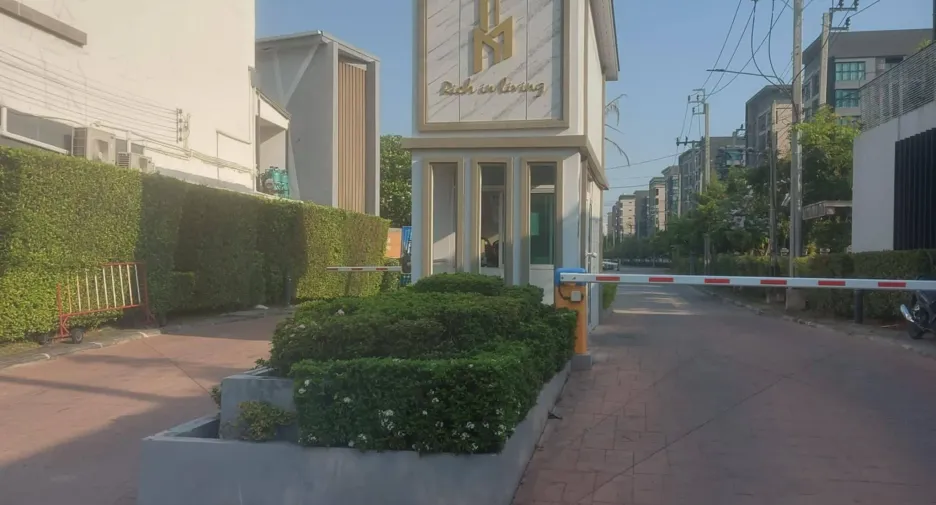 For sale and for rent 4 bedrooms townhouse in Bang Na, Bangkok