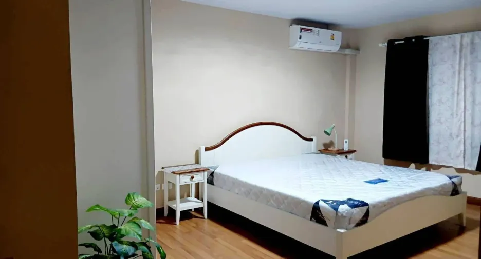 For sale and for rent 4 bedrooms townhouse in Bang Na, Bangkok