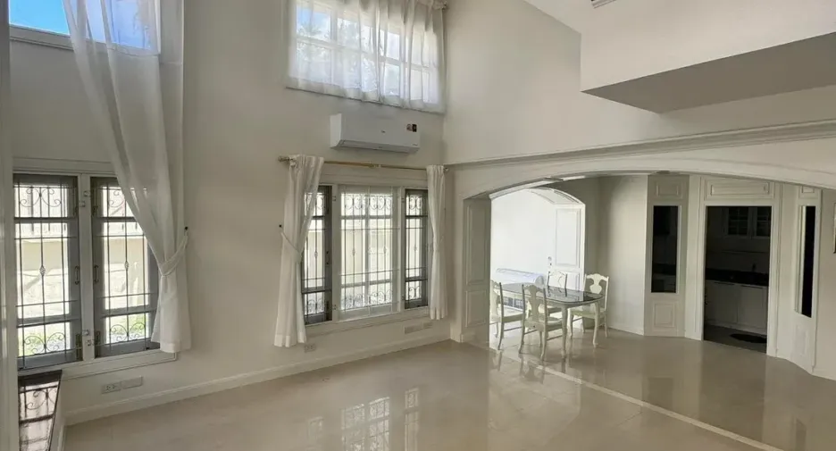 Villa en alquiler de 3 habitaciones en Phra Khanong, Bangkok