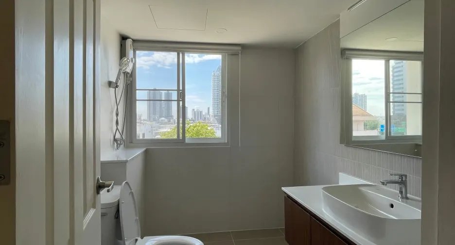For sale 1 bed condo in Yan Nawa, Bangkok