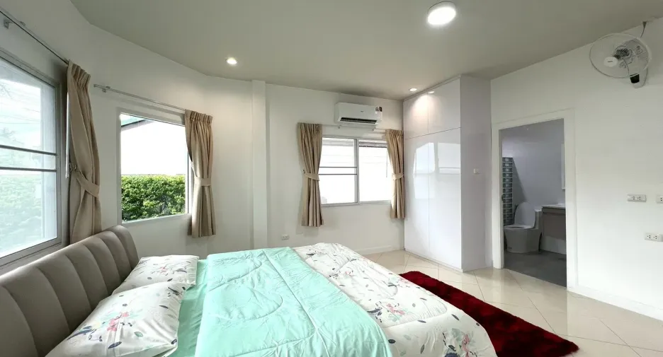 À vendre et à louer 3 chambres villa à Bang Lamung, Chonburi