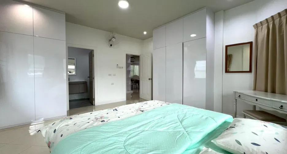 À vendre et à louer 3 chambres villa à Bang Lamung, Chonburi