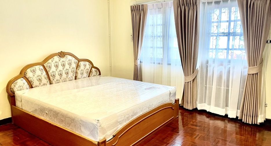 For rent 3 bedrooms townhouse in Bang Na, Bangkok