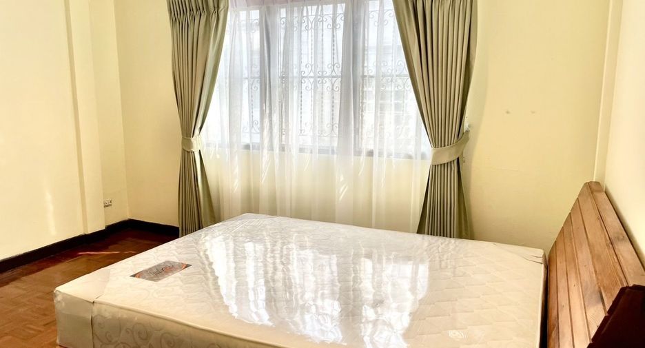 For rent 3 bedrooms townhouse in Bang Na, Bangkok