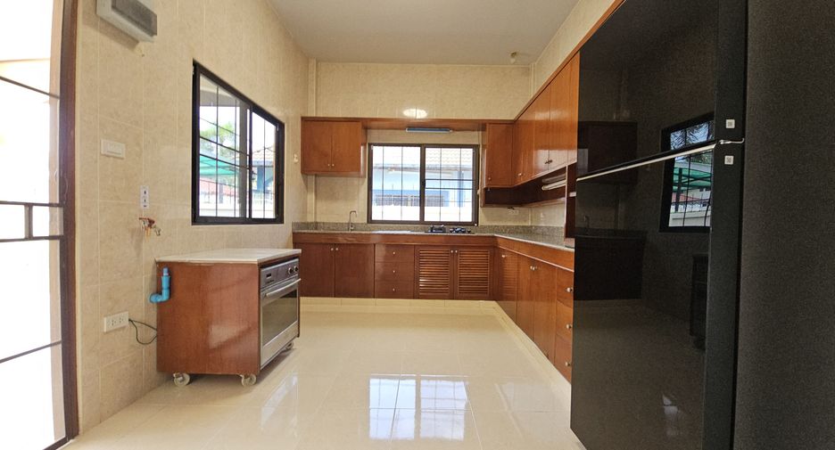 For rent 3 bedrooms villa in Bang Lamung, Chonburi