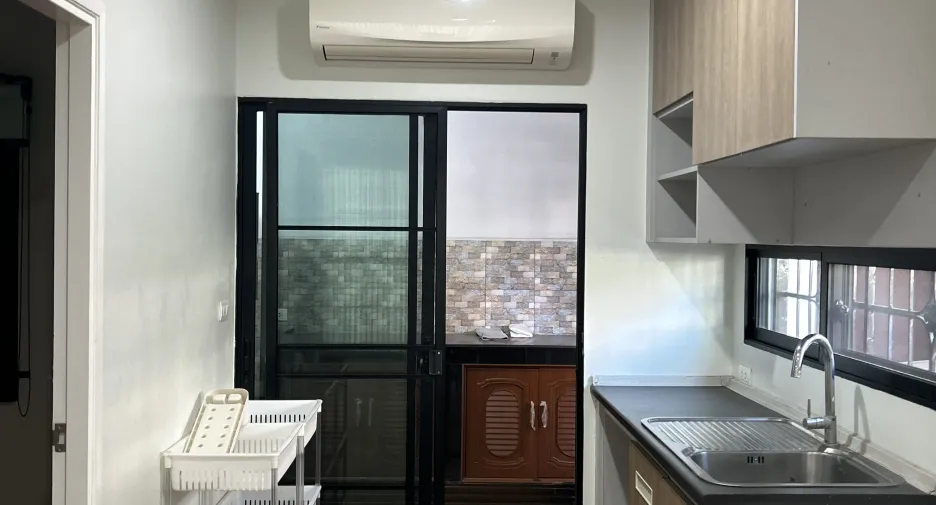 For rent 3 bedrooms townhouse in Prawet, Bangkok