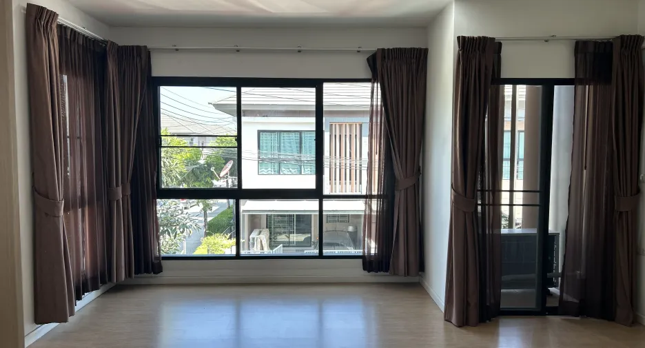 For rent 3 bedrooms townhouse in Prawet, Bangkok