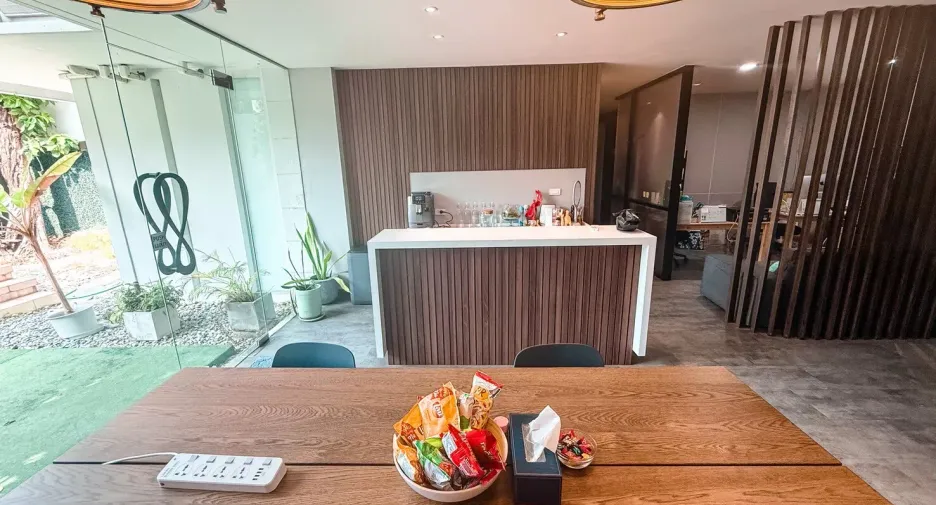 Haus zur Miete mit 7 Zimmer in Watthana, Bangkok