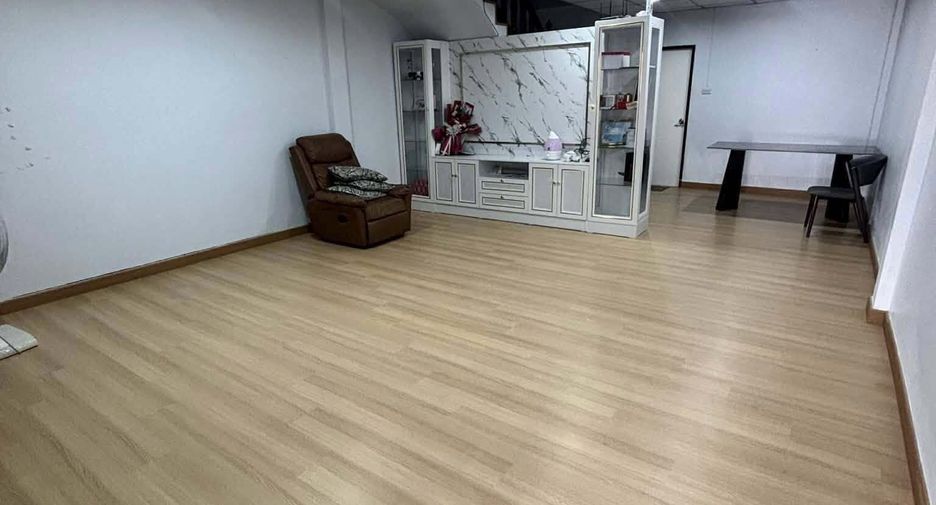 出租 3 卧室 联排别墅 在 Lat Krabang, 曼谷