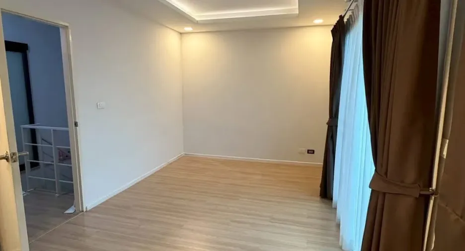 For sale 4 bedrooms townhouse in Prawet, Bangkok