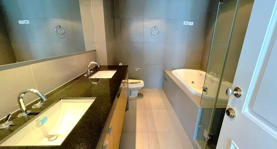 For rent 3 bedrooms condo in Pathum Wan, Bangkok