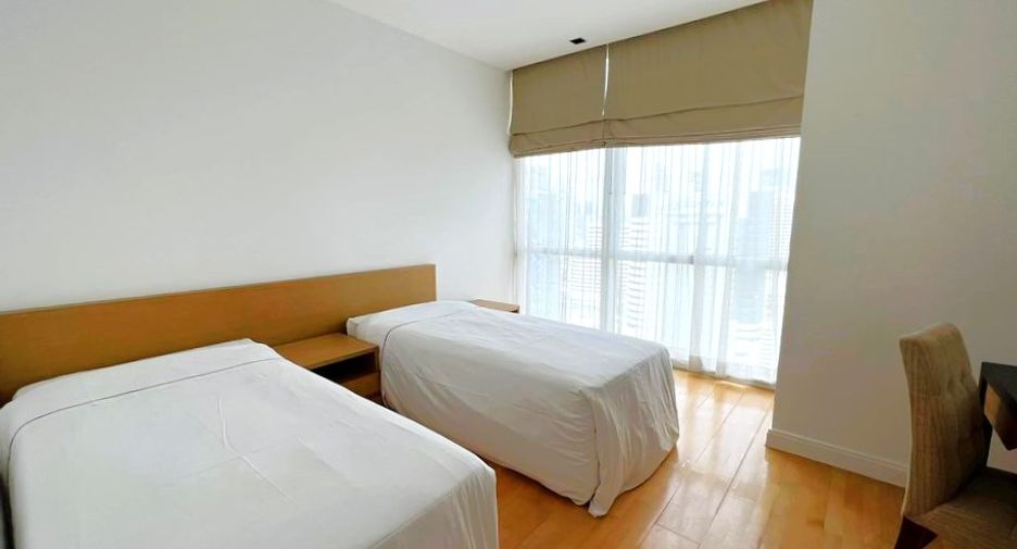 For rent 3 bedrooms condo in Pathum Wan, Bangkok