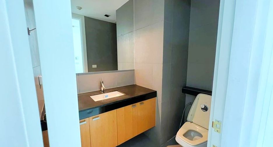 For rent 3 bedrooms condo in Pathum Wan, Bangkok