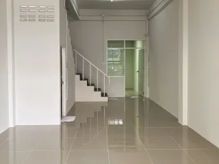 Local comercial en venta y en alquiler de 3 habitaciones en Bang Khen, Bangkok