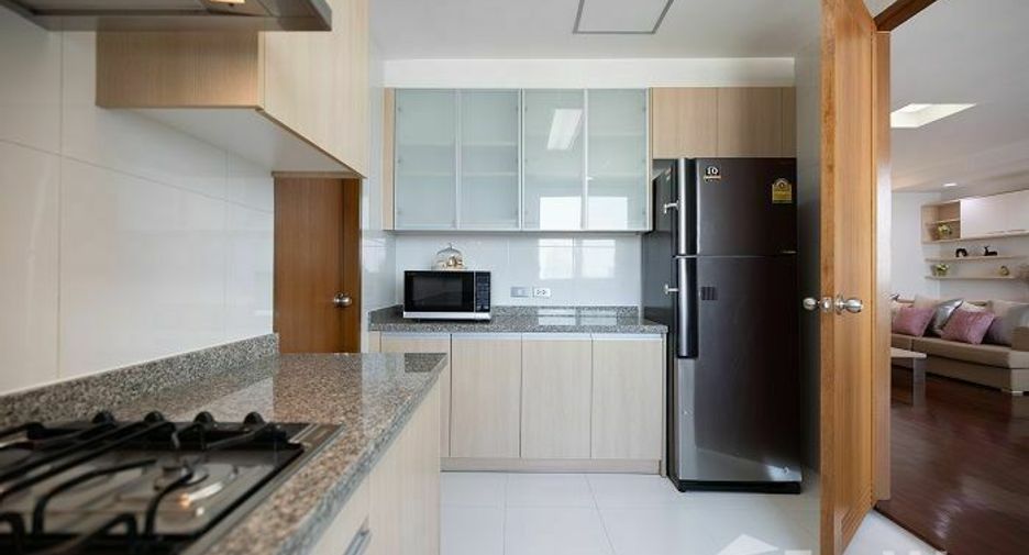 For rent 2 bedrooms apartment in Khlong Toei, Bangkok