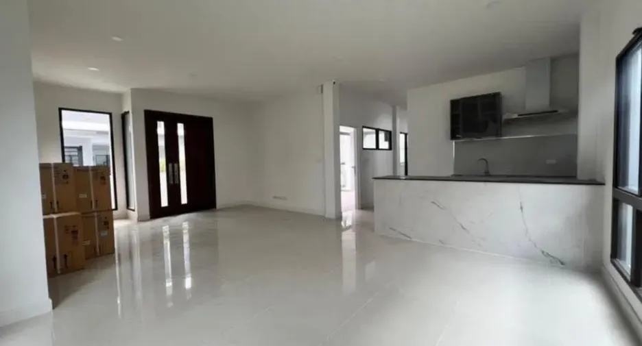 For rent 4 bedrooms house in Lat Phrao, Bangkok