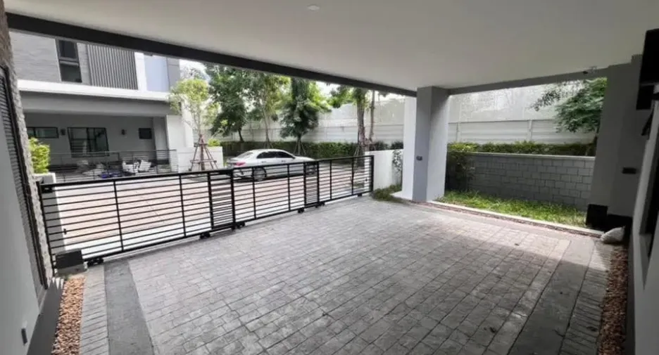 For rent 4 bedrooms house in Lat Phrao, Bangkok