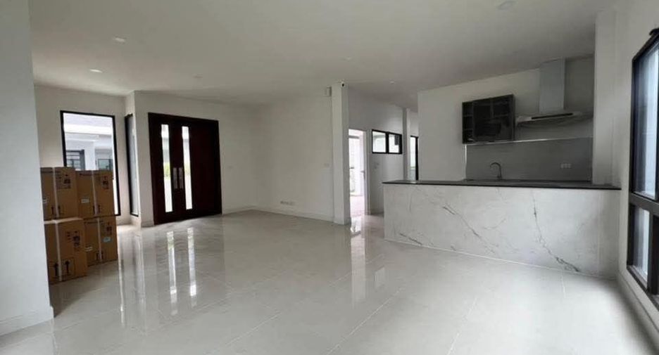 For rent 4 bedrooms house in Lat Phrao, Bangkok