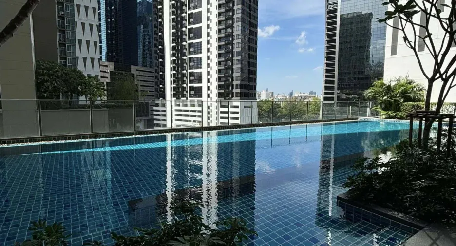 À louer 2 chambres condo à Huai Khwang, Bangkok