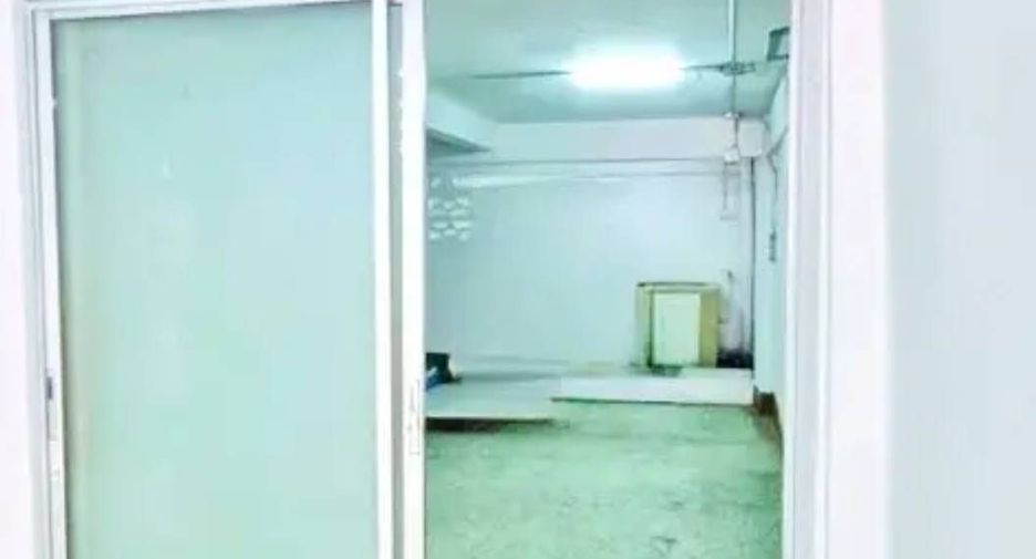 For rent 4 bedrooms retail Space in Phra Khanong, Bangkok