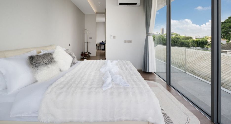 For rent 7 bedrooms villa in Watthana, Bangkok