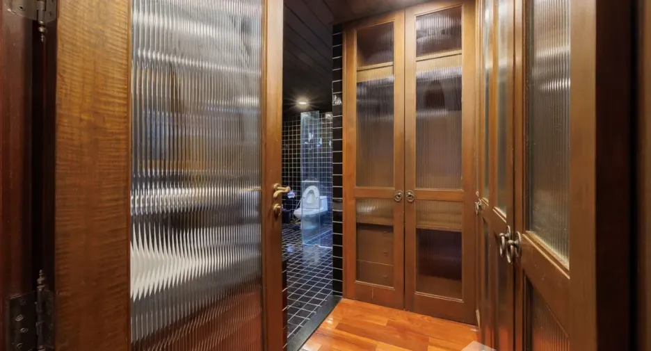 For rent 5 bedrooms villa in Khlong Toei, Bangkok