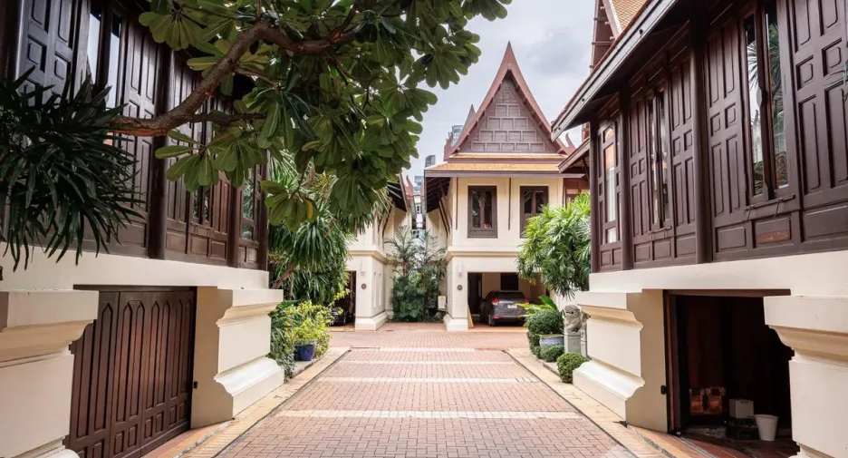 For rent 5 bedrooms villa in Khlong Toei, Bangkok