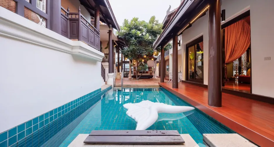 For rent 5 bedrooms villa in Khlong Toei, Bangkok