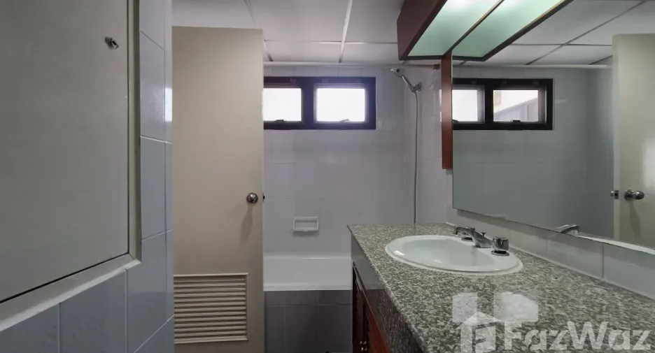 For rent 3 bedrooms apartment in Watthana, Bangkok