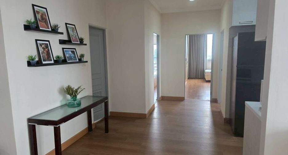 For rent 3 bedrooms condo in Khlong Toei, Bangkok
