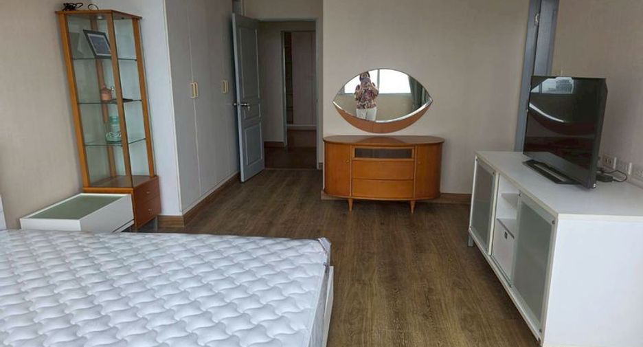 For rent 3 bedrooms condo in Khlong Toei, Bangkok