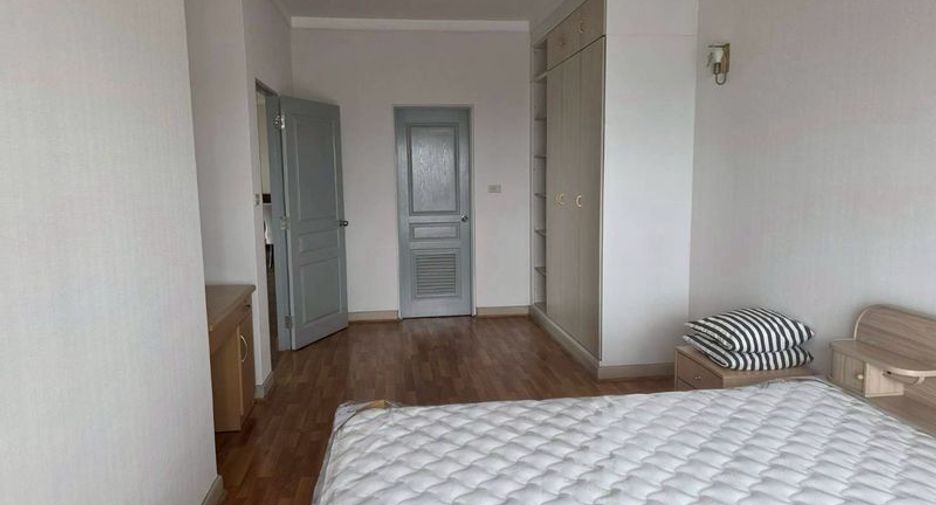 For rent 3 bedrooms condo in Khlong Toei, Bangkok