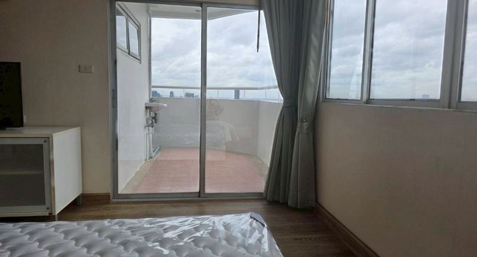 For rent 3 bedrooms condo in Khlong Toei, Bangkok