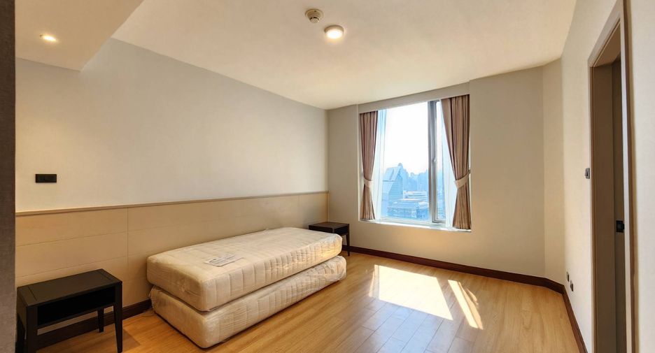 For rent 3 bedrooms condo in Pathum Wan, Bangkok