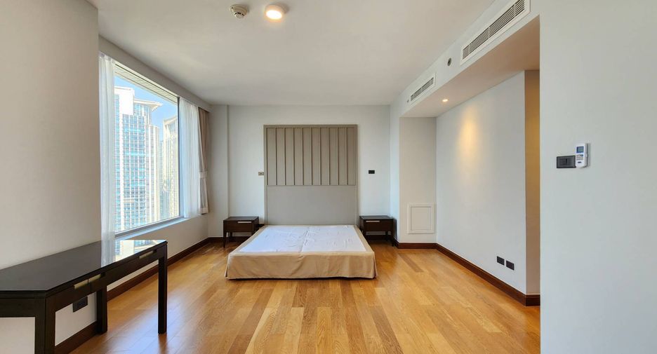 For rent 3 bedrooms condo in Pathum Wan, Bangkok