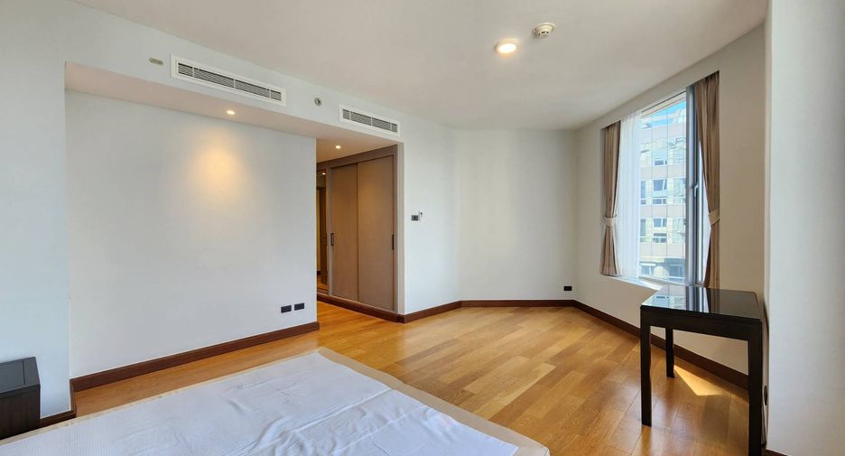 For rent 3 bedrooms condo in Pathum Wan, Bangkok